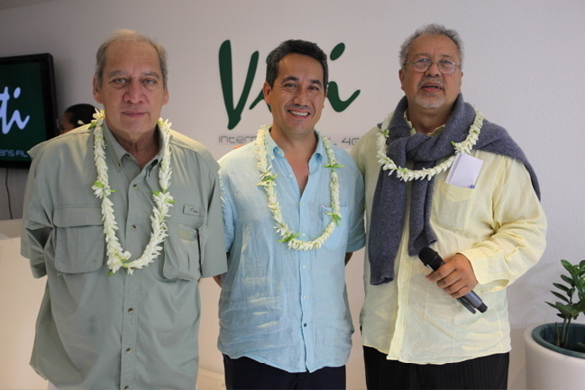 Mario NOuveau ( à droite) avec le Ministre Marcel Tuheiani ( au centre)