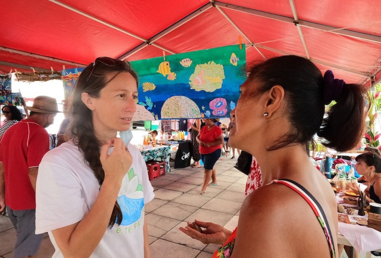 Armelle Masse, la tāvana de Puohine, a échangé avec la représentante de Te miti e te fenua Miti, notamment sur le projet de bouturage de coraux. Armelle Masse, la tāvana de Puohine, a échangé avec la représentante de Te miti e te fenua Miti, notamment sur le projet de bouturage de coraux.