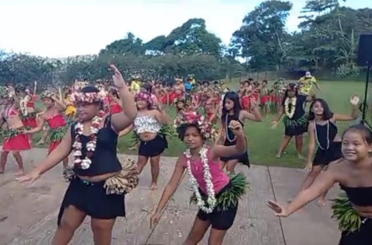 Une fête et des adieux à l'école Namaha 3 de Bora Bora