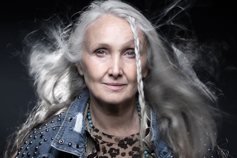 Caroline Ida Ours: mannequin, sexagénaire et militante Caroline Ida Ours: mannequin, sexagénaire et militante