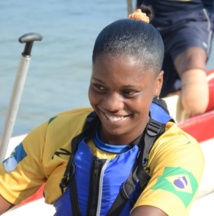 Tamara, renversée par un bus à 5 ans, est amputée des deux jambes très haut niveau des cuisses, sur terre elle se déplace sur ses mains, dans son va'a elle retrouve toute sa mobilité...et un sourire magnifique!