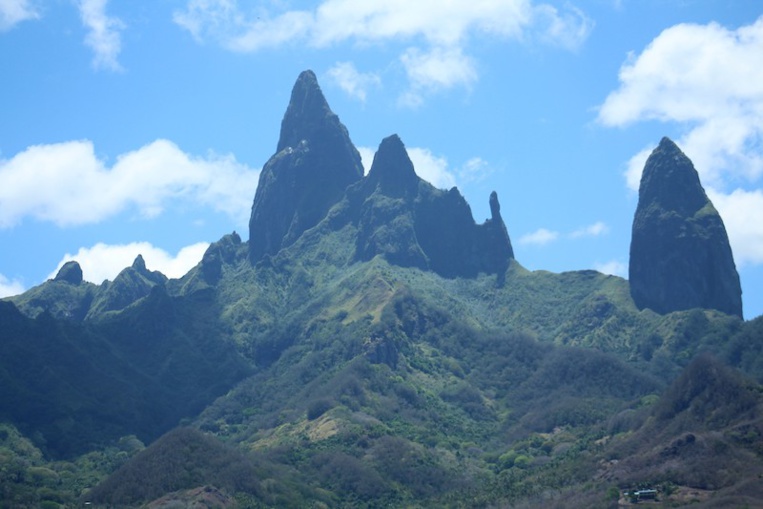 À Ua Pou, où 95% des terres sont privées, l'indivision est un frein au développement économique. À Ua Pou, où 95% des terres sont privées, l'indivision est un frein au développement économique.