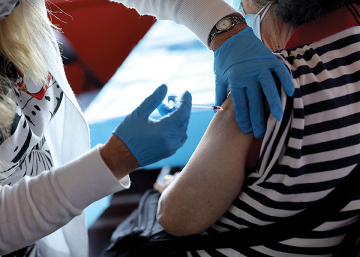 Aux Etats-Unis, des experts réclament la vaccination anti-Covid obligatoire