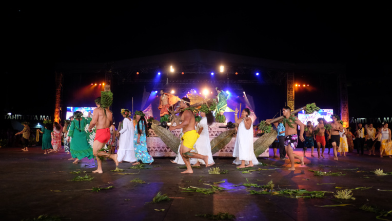 La délégation des porteurs de fruits a elle aussi défilé. La délégation des porteurs de fruits a elle aussi défilé.