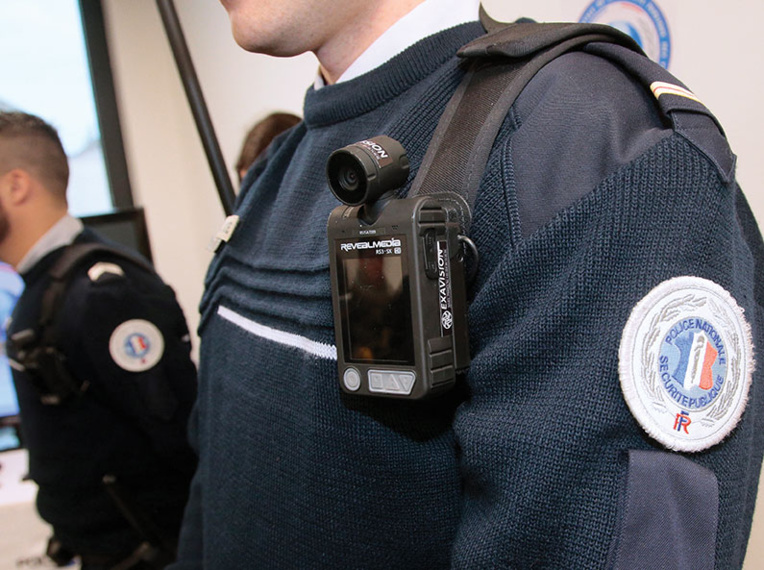 Les nouvelles caméras-piétons pour policiers et gendarmes déployées à partir de jeudi Les nouvelles caméras-piétons pour policiers et gendarmes déployées à partir de jeudi