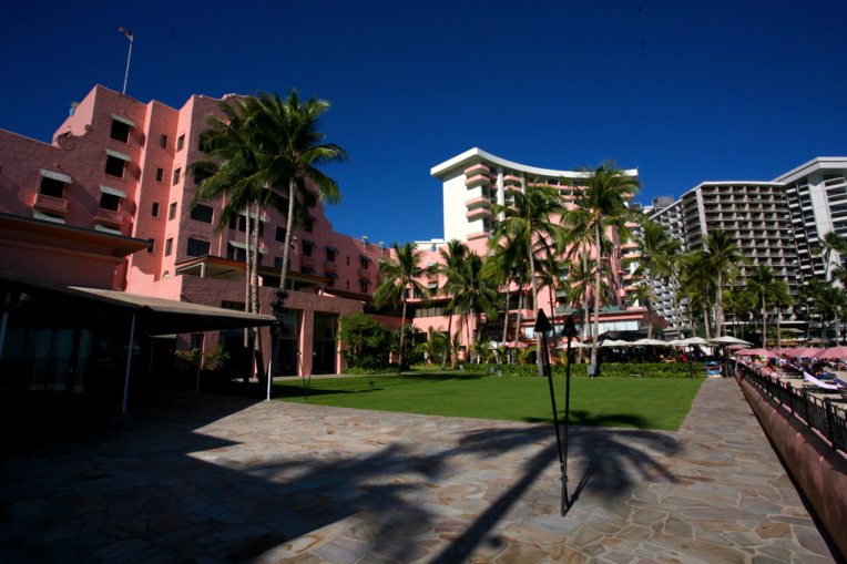 Le Pink Palace actuellement, fleuron de l’hôtellerie hawaiienne. Evidemment, le béton a poussé de tous les côtés...