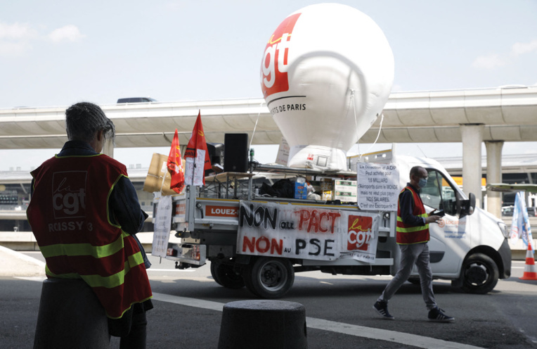 Grève aux aéroports de Paris: vols retardés et négociations en cours Grève aux aéroports de Paris: vols retardés et négociations en cours