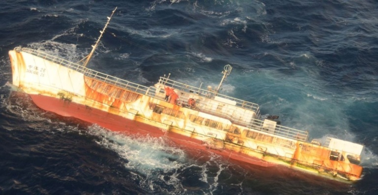 Le Zhong Yang 26, un palangrier chinois de 49 mètres est en perdition à 20 milles nautiques au nord de Rapa, depuis lundi matin. Sur ses 14 membres d'équipage 4 sont morts et 4 autres portés disparus.