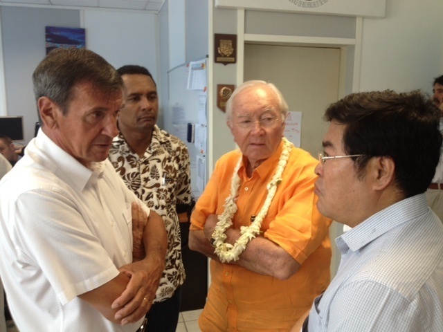 Gaston Flosse a quitté Tarahoi en urgence pour se rendre au quartier général du MRCC à Taaone, où il a rejoint le haut-commissaire et le consul de Chine, Wu Dong.