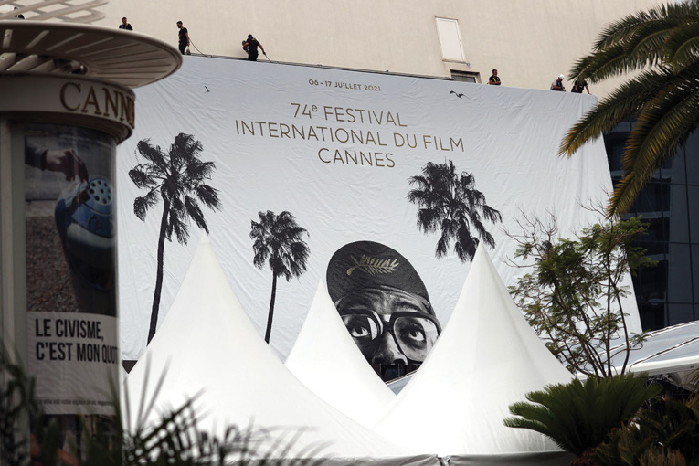 Derniers préparatifs avant le coup d'envoi du 74e festival de Cannes Derniers préparatifs avant le coup d'envoi du 74e festival de Cannes