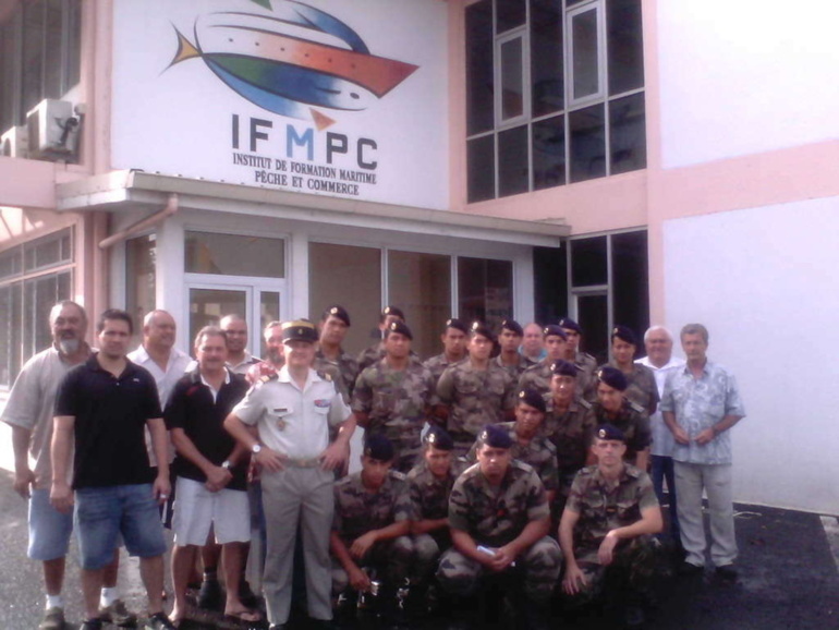Photo de "famille" avec les 16 jeunes engagés qui vont effectuer 10 mois de formation diplômantes dans le secteur maritime - Crédit photo : RSMA