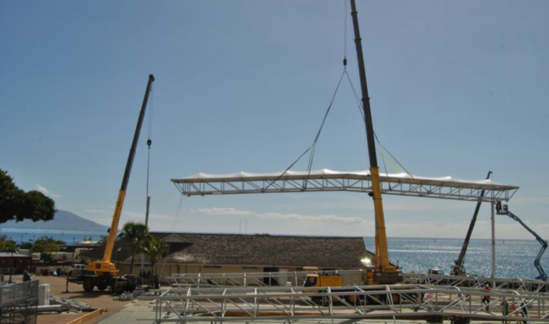 Pose du premier poteau de la tribune VIP