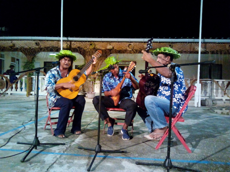 Hao se met au son des chants kaina Hao se met au son des chants kaina