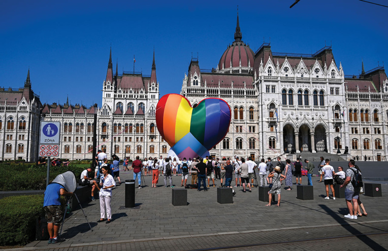 Hongrie: contre une loi "homophobe", un coeur arc-en-ciel devant le Parlement Hongrie: contre une loi "homophobe", un coeur arc-en-ciel devant le Parlement