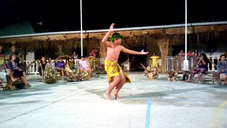 Un timide concours de danse solo à Hao Un timide concours de danse solo à Hao
