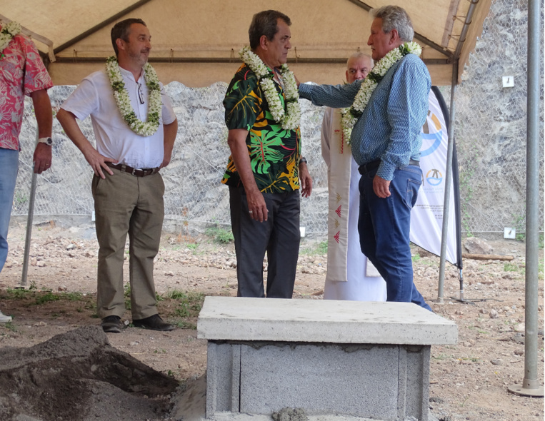En présence de plusieurs ministres, Édouard Fritch et Jean-Christophe Bouissou ont posé la première pierre de la résidence Titioro Iti lundi après-midi.