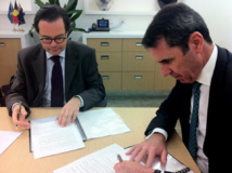 Signature entre l'Ambassadeur de France, Stéphane Romatet et le Ministre de l'Éducation de l’État d’Australie occidentale Peter Collier pour l'établissement d'un projet d'école franco-australienne à Perth.