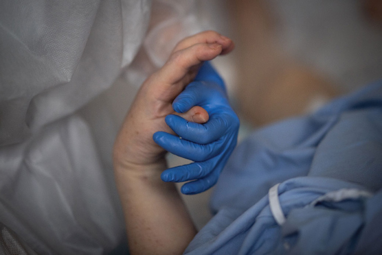 Le nouveau projet de loi sur les rails face à une reprise "stratosphérique" du Covid