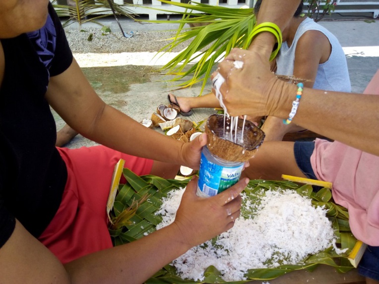 ​Du lait de coco au Heiva de Hao