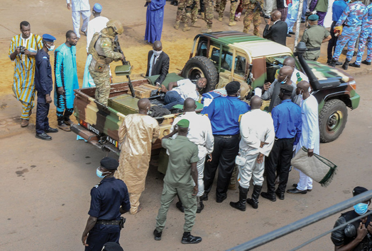 Mali: tentative d'assassinat manquée du président de transition lors de la prière de l'Aïd Mali: tentative d'assassinat manquée du président de transition lors de la prière de l'Aïd