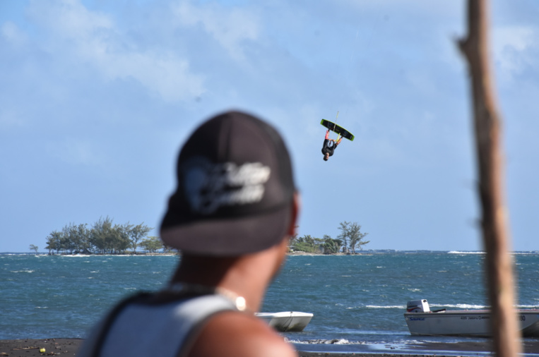 Les kite s'envoient en l'air à Hitimahana Les kite s'envoient en l'air à Hitimahana