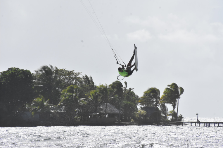 Les kite s'envoient en l'air à Hitimahana