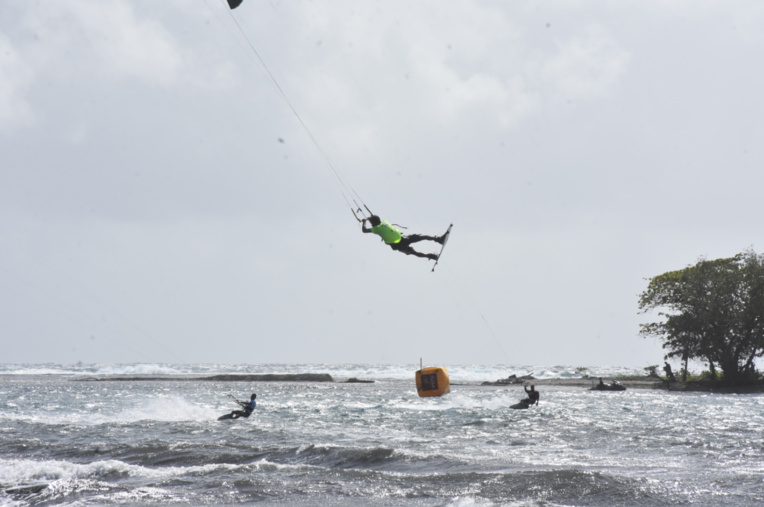 Les kite s'envoient en l'air à Hitimahana Les kite s'envoient en l'air à Hitimahana