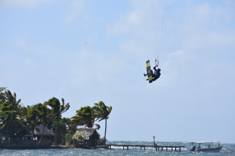 Les kite s'envoient en l'air à Hitimahana Les kite s'envoient en l'air à Hitimahana