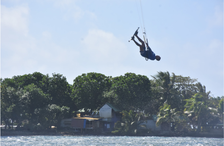 Les kite s'envoient en l'air à Hitimahana