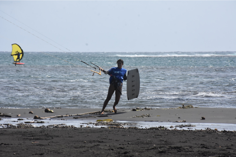 Les kite s'envoient en l'air à Hitimahana Les kite s'envoient en l'air à Hitimahana