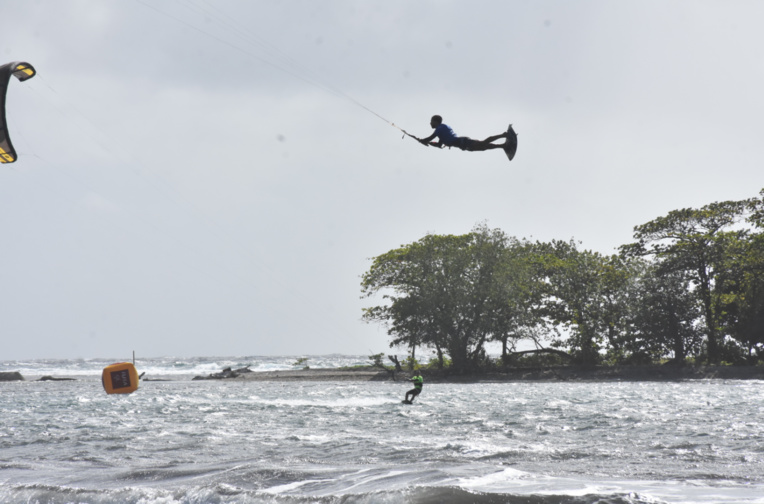 Les kite s'envoient en l'air à Hitimahana Les kite s'envoient en l'air à Hitimahana