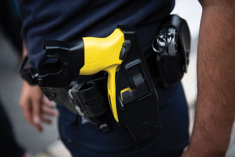 27 décharges de taser: trois policiers mis en examen pour des violences sur un jeune homme