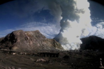 Le volcan et son panache mardi matin (Source photo : GNS Science)
