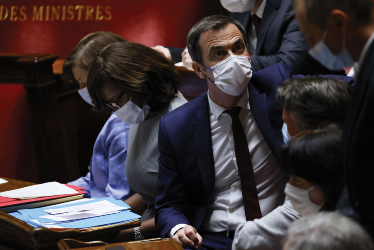 Pass sanitaire: l'exécutif veut aller "très vite", l'opposition ne lâche rien