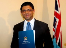Aiyaz Sayed-Khaiyum, Attorney General et numéro deux du gouvernement, présente sa copie. (Source photos : ministère fidjien de l’information)