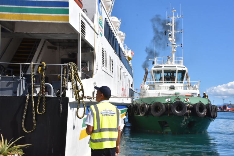 L'Aremiti 5 va être contrôlé attentivement après son remorquage L'Aremiti 5 va être contrôlé attentivement après son remorquage