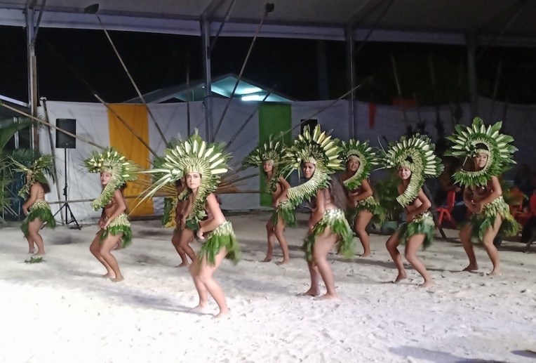 Pas moins de 80 artistes de Bora Bora se sont réunis dans une troupe éphémère. Après s'être produite à Papeete au festival Tahiti Ti'a Mai, elle a présenté son show à Vaitape samedi.
