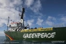 Le brise-glace de Greenpeace quitte l'Arctique, menacé par la Russie