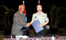 Joketani Cokanasiga, ministre fidjien de la défense, et le général de corps d’armée chinois Wang, ont signé un protocole mardi (Source photo : ministère fidjien de l’information)