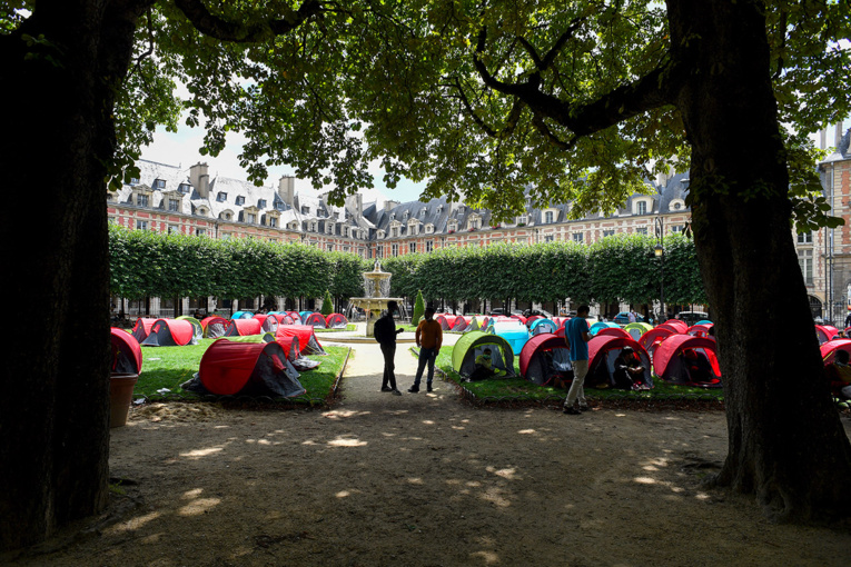 Environ 400 sans-abri s'installent sous des tentes place des Vosges à Paris Environ 400 sans-abri s'installent sous des tentes place des Vosges à Paris