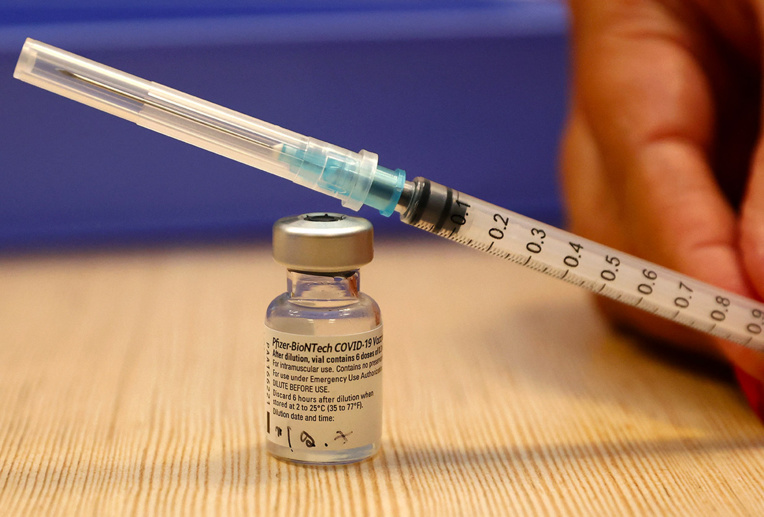 Covid: Israël appelle les plus de 60 ans à recevoir une 3e dose de vaccin