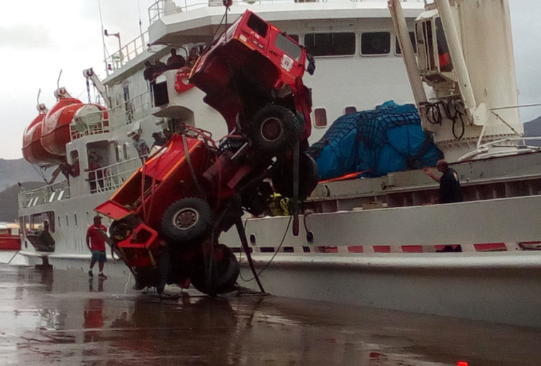 Au terme d'une spectaculaire opération de repêchage, le camion qui était tombé dans le port ce matin a été sorti de l'eau en fin d'après-midi.