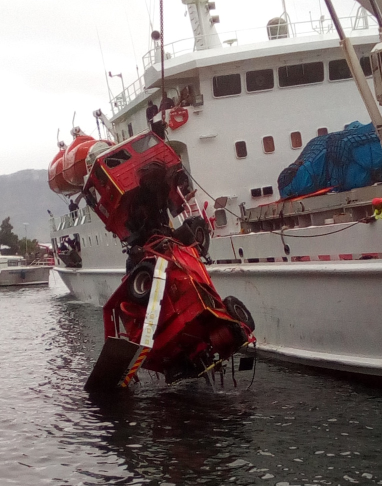 Fixé à un câble, le véhicule a été hissé sur le quai par la grue du Tahiti Nui.