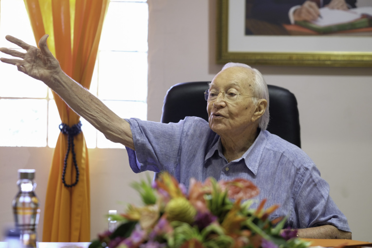 "Ce serait Chirac, il aurait effacé les 74 milliards de dette"