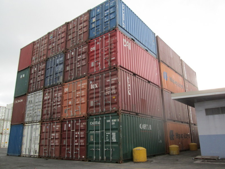 Ces containers sont appellés "Vrac" car ils renferment des produits en groupe tels que des fardeaux de bois ou encore des blocs de ferraille.