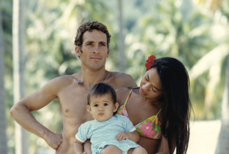 Jean-François avec sa femme Vaiana qu'il a rencontré lors de son premier séjour en Polynésie et leur fille Valérie, en 1968. (© Collection Valérie Louvat-Chazottes)