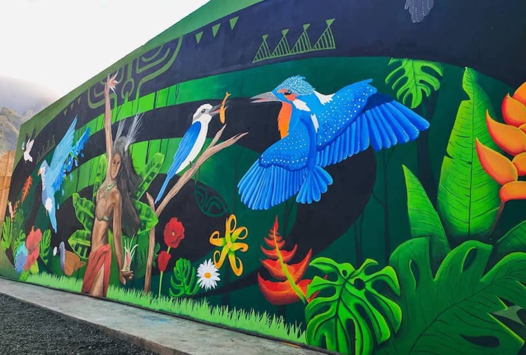 La fresque de 15 mètres est l'œuvre commune de trois artistes polynésiens : Sarah Viault, Rival et Richard Barri. (© FB Viault Affiche Tahiti)