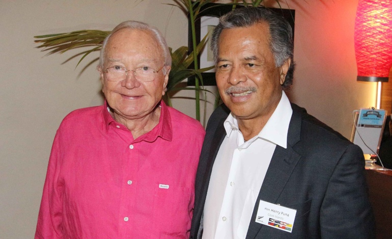 Gaston Flosse a été nommé président du Polynesian Leaders Group, vendredi 30 août lors du 3e sommet de ce rassemblement de dirigeants polynésiens. Ici en compagnie de son prédécesseur, son honneur Henry Puna, Premier ministre des îles Cook.