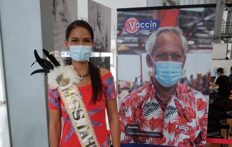Miss Tahiti se vaccine pour montrer l’exemple