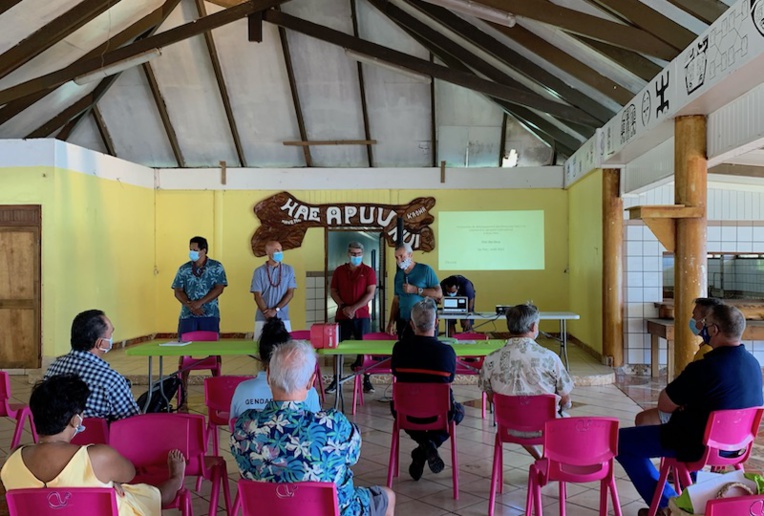 Warren Dexter, Cédric Chaveroche et François Coudert de la société de consulting Dexios animaient la rencontre avec la population et les élus municipaux.